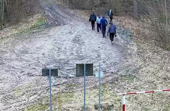 Czterech Belgów i Polak postanowiło przejść się pasem drogi granicznej.