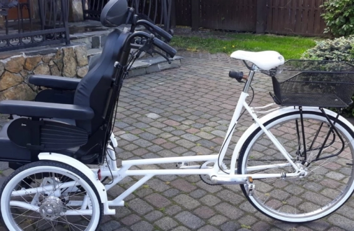{Braniewski policjant i jego przyjaciel skonstruowali specjalny rower dla niepełnosprawnej młodej kobiety.}